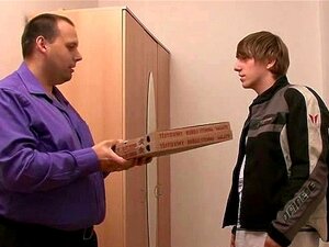 Sexy Ehefrau fickt ihren Mann mit einem Pizzaboy