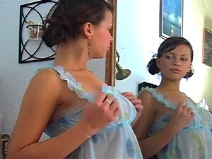 Solo-Fantasie mit ihrem neuen Spielzeug in Szenen roher Masturbation