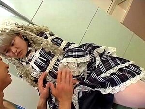 Ondertiteld Japans schoolmeisje gebonden en gekleed als een pop