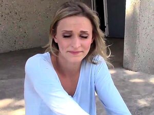 Heiße blonde Süße mit Arsch braucht Geld, um gefickt zu werden