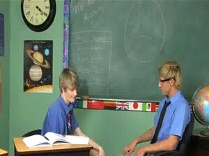 Mies mallit Hän osoittaa lyömällä hänen opettajansa s keihäs