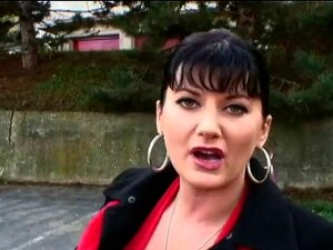 Ragazza nuda e carina si fa succhiare le tette. Ragazza nuda viene