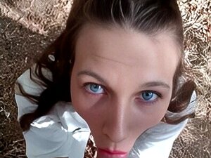 saugen und Sperma im Gesicht im Wald