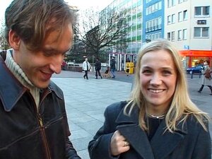 Eine hübsche Blondine auf dem öffentlichen Platz