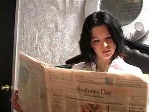 Schöne Herrin fickt einen Sklaven mit einem Strap-On