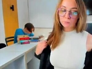 Brillenlehrer spielt Striptease. und Blowjob & Sex mit
