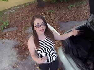 Attraktive und blonde Frau versucht, ihre Ex-bfs-Waffen zu verkaufen.