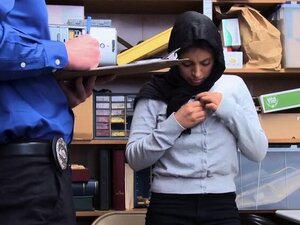 Muslim verhaftet und der Würde beraubt