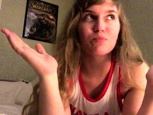 Eine heiße Amateur-Brünette zeigt sich auf Webcam von ihrer besten