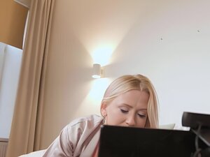SHAME4K. Hengst fickt reife Lehrerin, die sich als Webcam-Mädchen