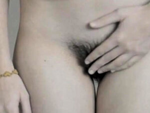 behaartes Mädchen zieht ihre Höschen aus