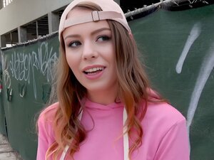 Die schüchterne brünette Süße Alex Blake mit Mütze kam zu einem