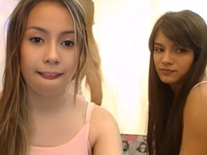 Vier heiße Süßen strippen vor der Webcam. Vier heiße